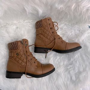 brown / dark tan boots